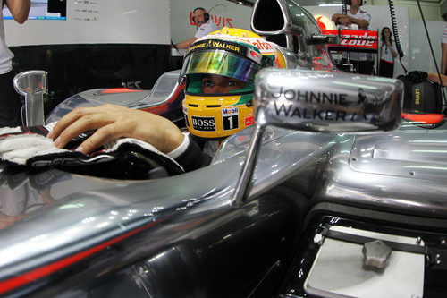 Lewis Hamilton sentado en su MP4-27