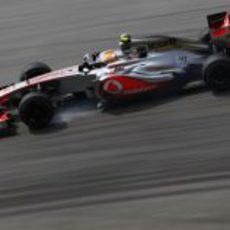 Lewis Hamilton apurando una frenada en Sepang