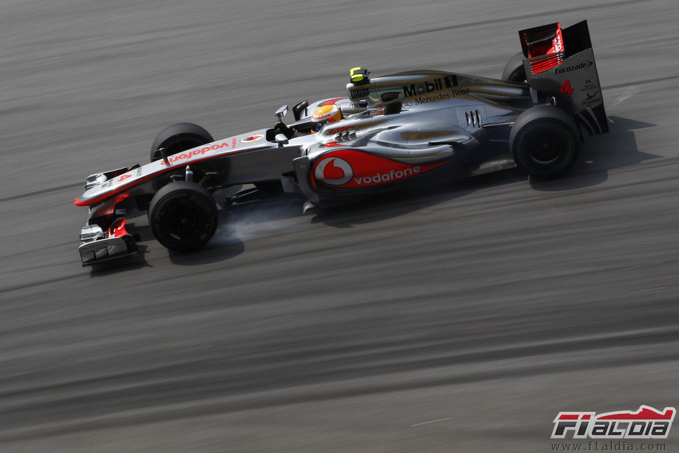 Lewis Hamilton apurando una frenada en Sepang