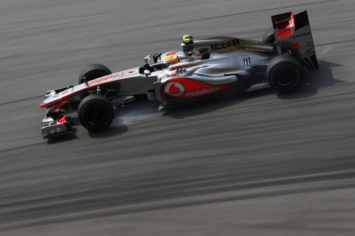 Lewis Hamilton apurando una frenada en Sepang