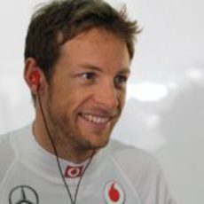 Jenson Button sonríe en su box