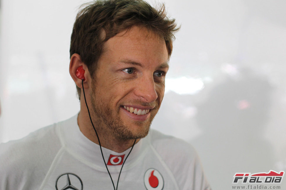 Jenson Button sonríe en su box