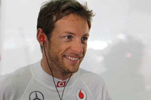 Jenson Button sonríe en su box