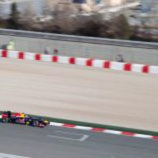 Sebastian Vettel rueda en la recta Montmeló