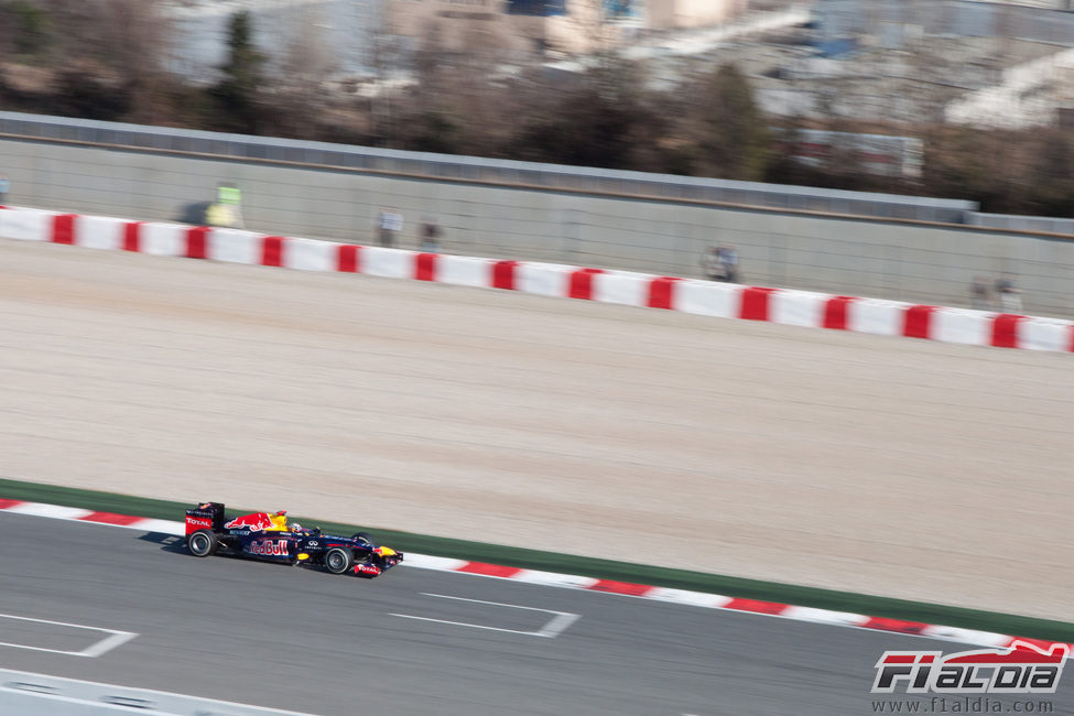 Sebastian Vettel rueda en la recta Montmeló