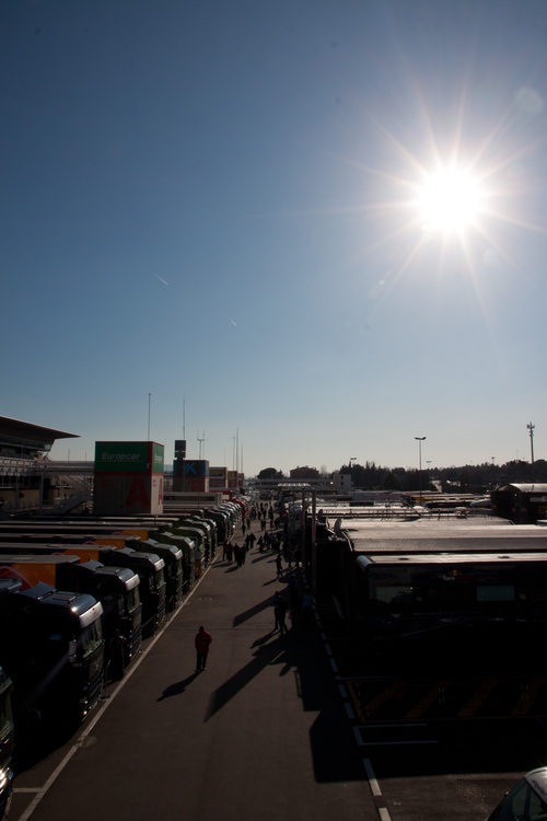 Camiones de los equipos de Fórmula 1 en Montmeló