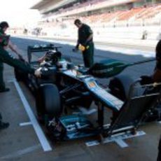 Heikki Kovalainen practica un pit-stop