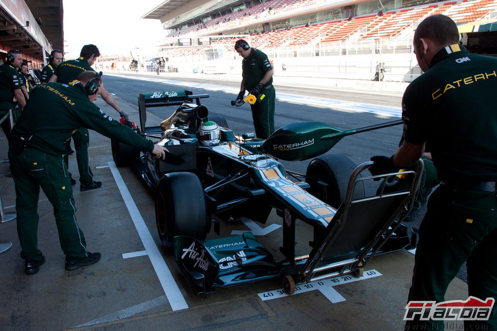 Heikki Kovalainen practica un pit-stop