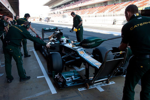 Heikki Kovalainen practica un pit-stop