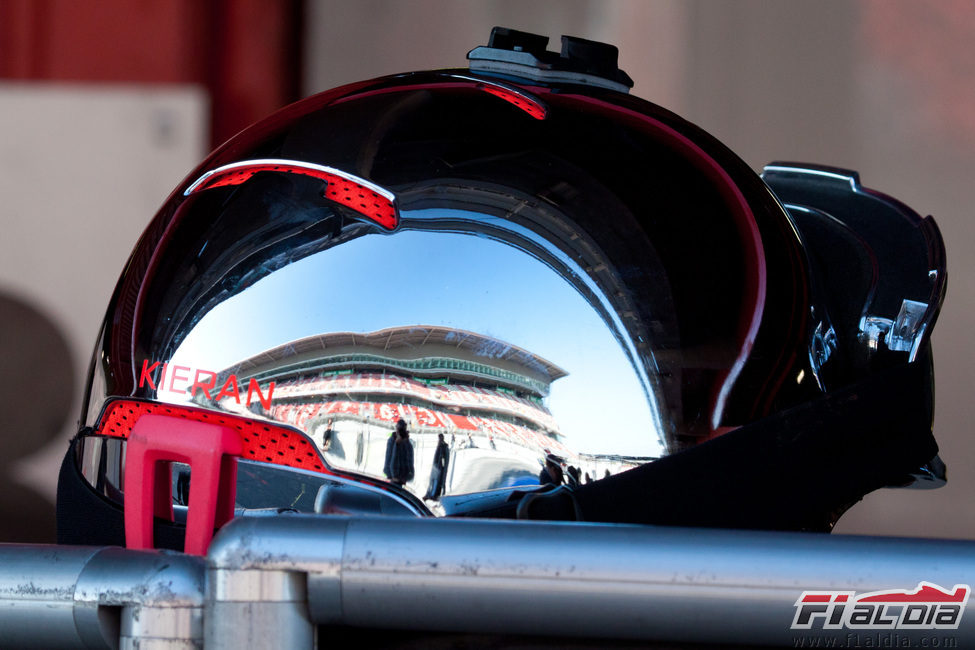 Casco de un mecánico de McLaren