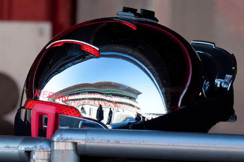 Casco de un mecánico de McLaren