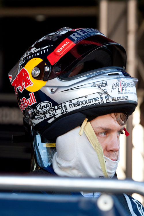 Sebastian Vettel con el casco a medio poner