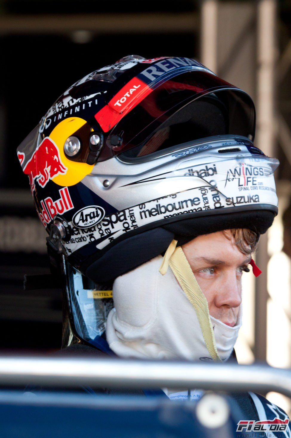 Sebastian Vettel con el casco a medio poner