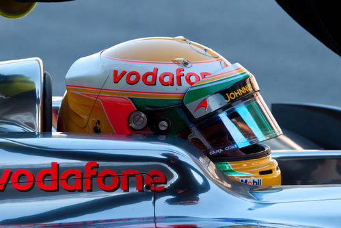 Lewis Hamilton sentado en su monoplaza para la temporada 2012