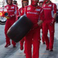 Mecánico de Ferrari cargando con una Pirelli