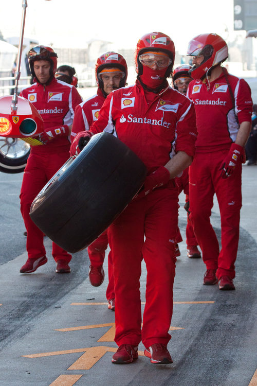 Mecánico de Ferrari cargando con una Pirelli