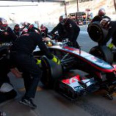 Lewis Hamilton practica un pit-stop