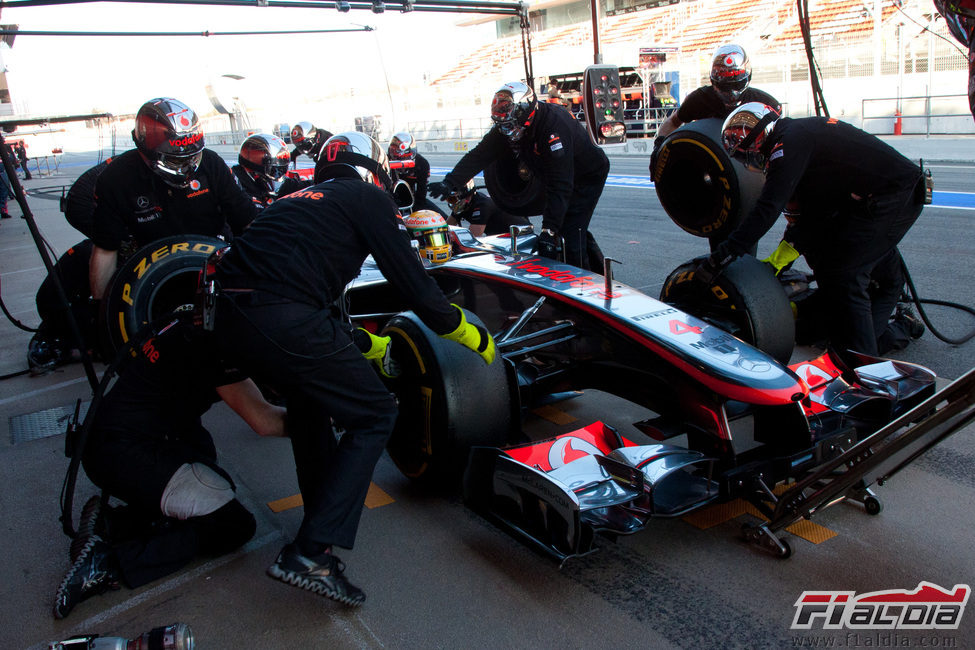 Lewis Hamilton practica un pit-stop