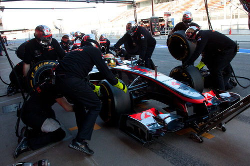 Lewis Hamilton practica un pit-stop