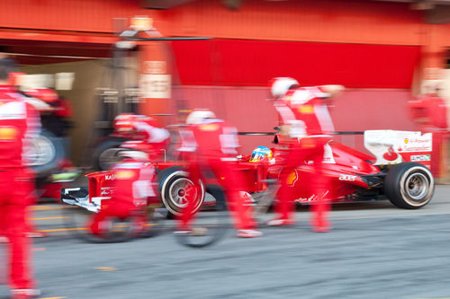 Fernando Alonso llega al box para realizar un pit-stop