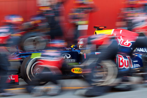 Sebastian Vettel llega a un pit-stop a toda velocidad