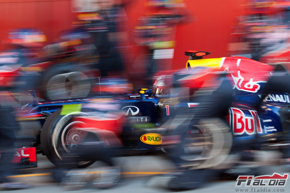 Sebastian Vettel llega a un pit-stop a toda velocidad