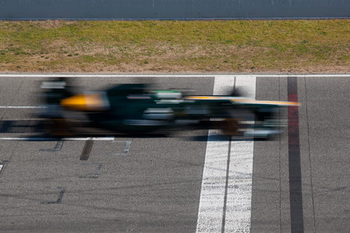 Un Caterham pasa a toda velocidad por la linea de meta