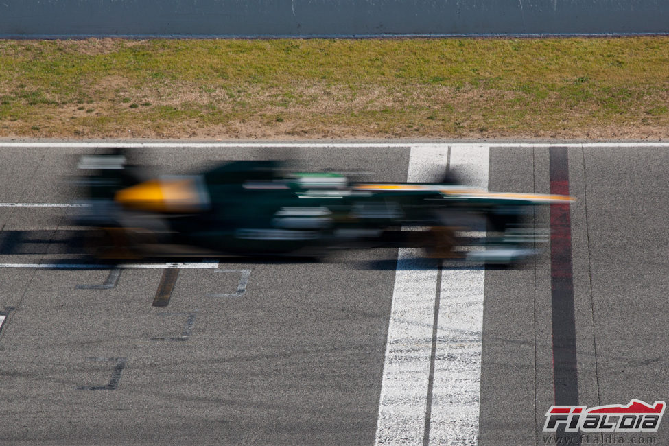 Un Caterham pasa a toda velocidad por la linea de meta