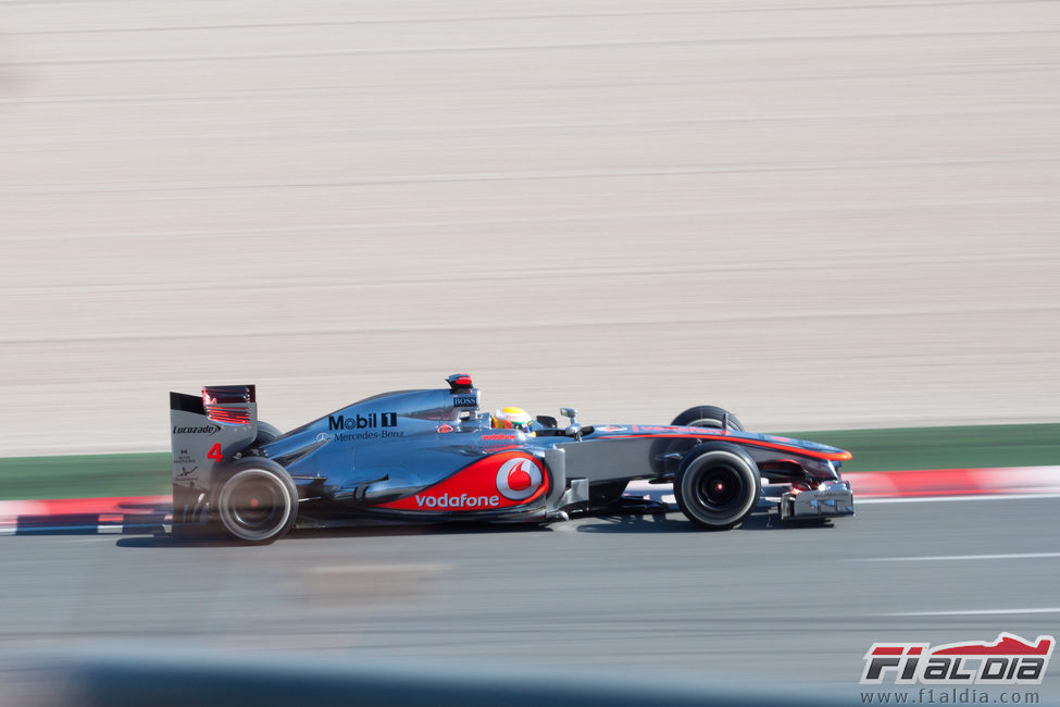 Vista lateral del McLaren de Lewis Hamilton