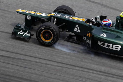 Vitaly Petrov se pasa de frenada en una de las curvas del Circuito de Sepang