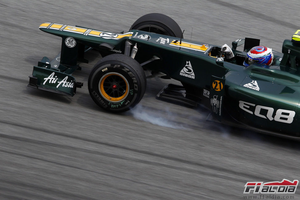 Vitaly Petrov se pasa de frenada en una de las curvas del Circuito de Sepang