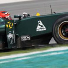 Heikki Kovalainen y su característico casco en el circuito de Malasia
