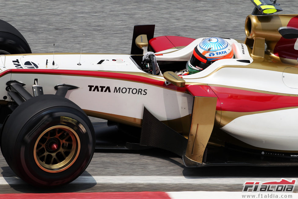 Narain Karthikeyan con el HRT en la clasificación de Sepang