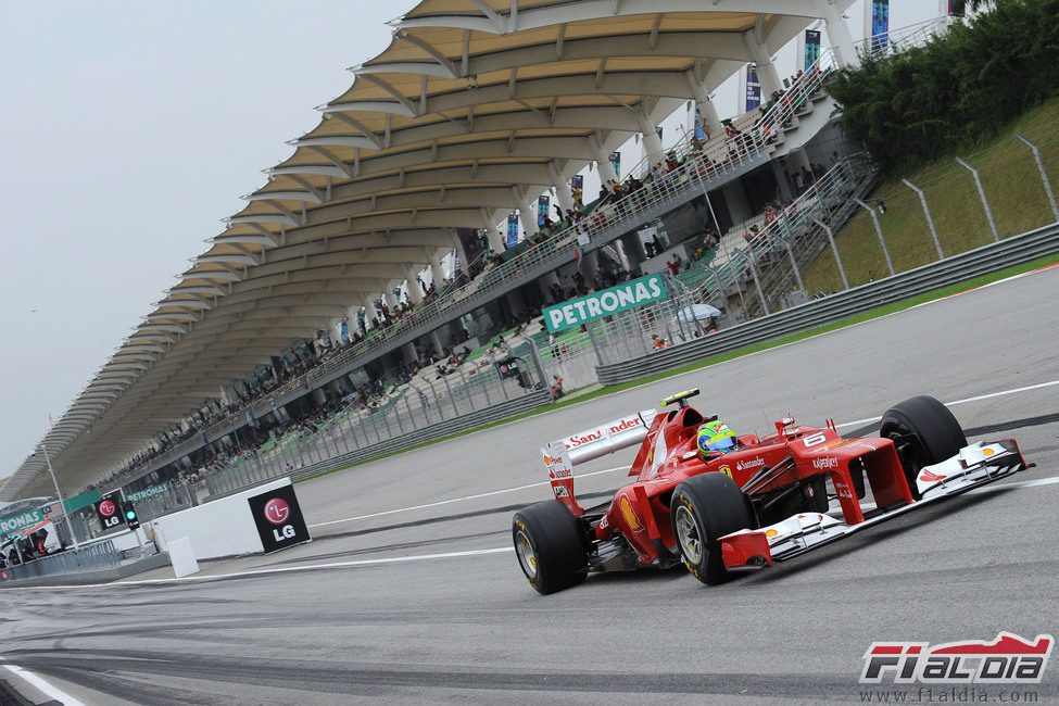 Felipe Massa sale de boxes buscando una vuelta rápida