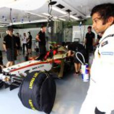 Narain Karthikeyan se pasea por el box de HRT