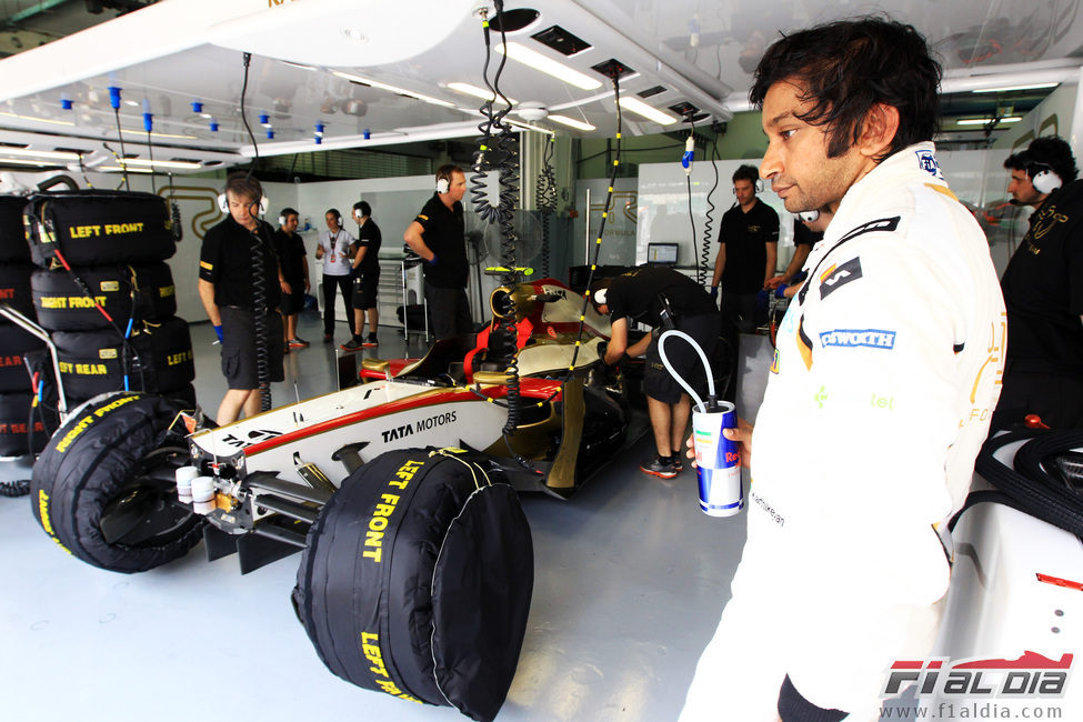 Narain Karthikeyan se pasea por el box de HRT