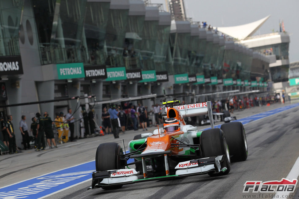 Nico Hülkenberg abandona el box de Force India