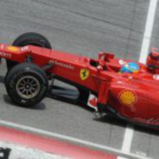Fernando Alonso pasa por la linea de meta del circuito de Sepang