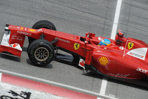 Fernando Alonso pasa por la linea de meta del circuito de Sepang