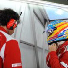 Fernando Alonso en el box de Ferrari