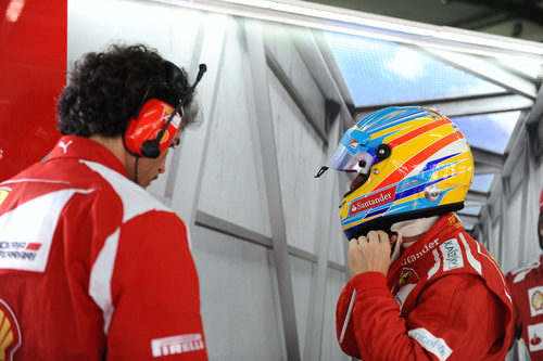 Fernando Alonso en el box de Ferrari