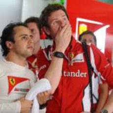 Felipe Massa observa a Alonso desde el box