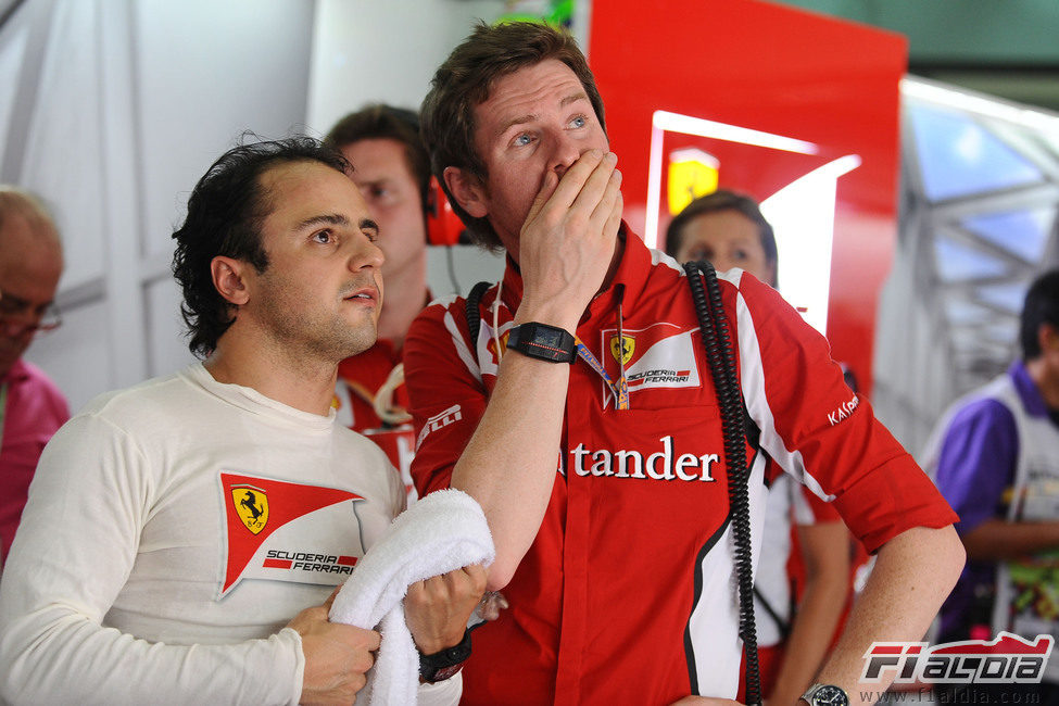 Felipe Massa observa a Alonso desde el box