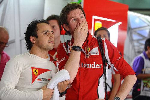 Felipe Massa observa a Alonso desde el box