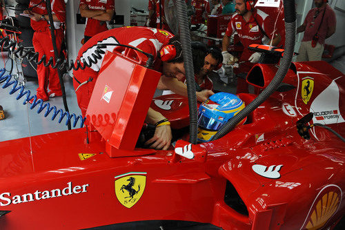 Fernando Alonso sentado en su F2012