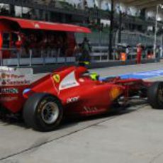 Felipe Massa llegando al box de Ferrari