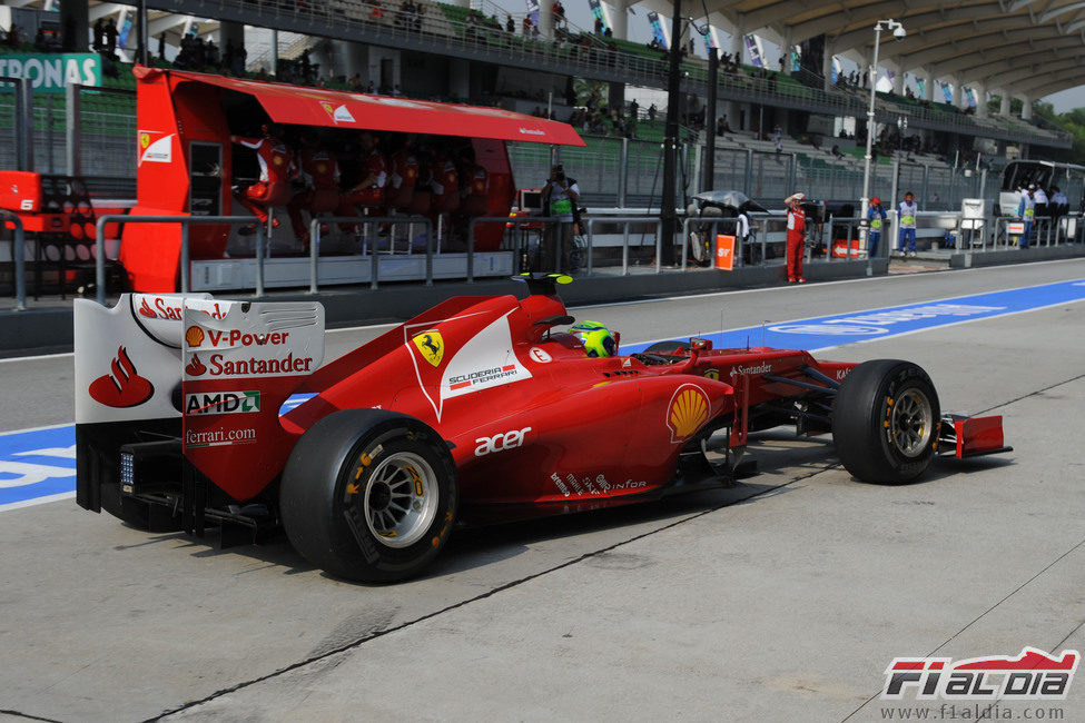 Felipe Massa llegando al box de Ferrari