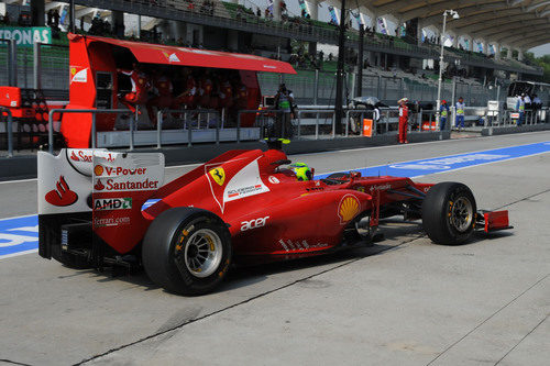 Felipe Massa llegando al box de Ferrari