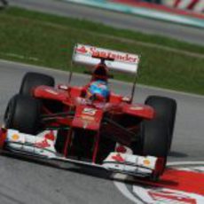 Fernando Alonso encara una curva en Sepang