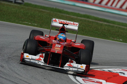 Fernando Alonso encara una curva en Sepang